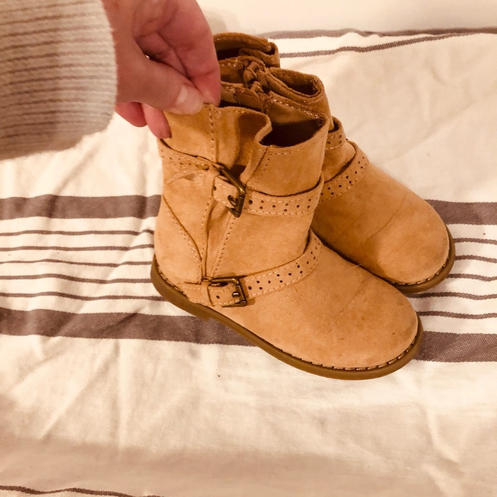 Great used condition girls size 8 tan boots.